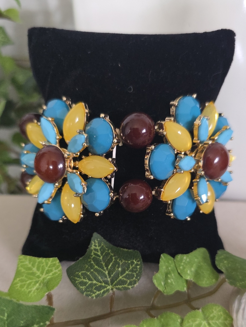 Chunky Floral Stretch Cuff Bracelet NWT Acrylic Stones Gold Tone Statement